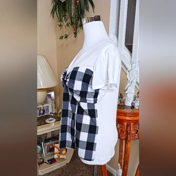 NY&Co. Black/ White checkered top. L EUC - Picture 4 of 7